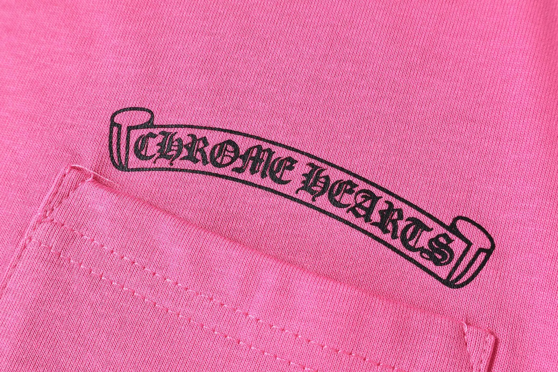 P150 Cross-border running quantity model, please do not place an order if you pursue quality - Chrome Hearts/Chrome Heart Graffiti✍️Letter cross short-sleeved T-shirt - High weight, high density and high quality. The wool is soft, delicate and skin-friendly. Soft and silky to the touch. Excellent warmth and skin-friendly properties - Custom-woven and custom-dyed, no color difference, regardless of fabric or workmanship details. Comparing the ordinary version on the market -Colour: pink -Size: S M L XL
